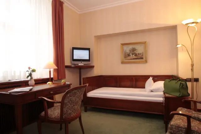 Comfort Erlebnis Individuell | Innenhofblick — Hotel Oberkirchs Weinstuben, Freiburg im Breisgau (2/2)