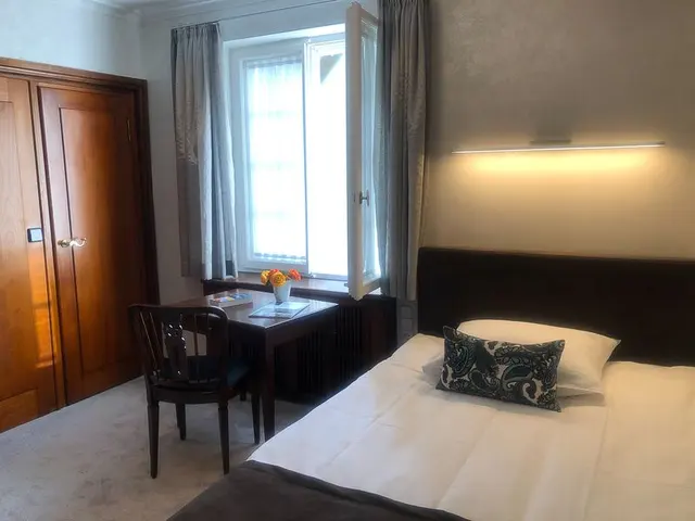 Single Design Experience | Oversized single bed, shower & view to an inner patio — room at Hotel Oberkirchs Weinstuben, Freiburg im Breisgau — photo 3 of 5
