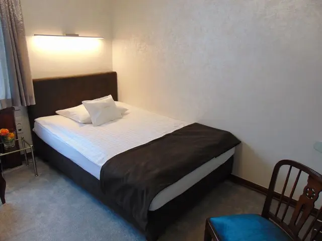 Single Design Experience | Oversized single bed, shower & view to an inner patio — room at Hotel Oberkirchs Weinstuben, Freiburg im Breisgau — photo 4 of 5