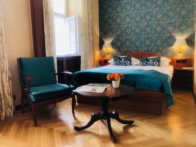 Small Family Experience | Queen bed & space for extra beds – Hotel Oberkirchs Weinstuben