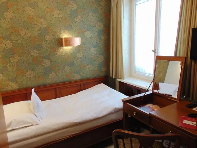 Smart Living Erlebnis Teppich XS 7m2 | Einzelbett mit Fußteil & Nähe vom Aufzug — Hotel Oberkirchs Weinstuben, Freiburg im Breisgau (2/4)