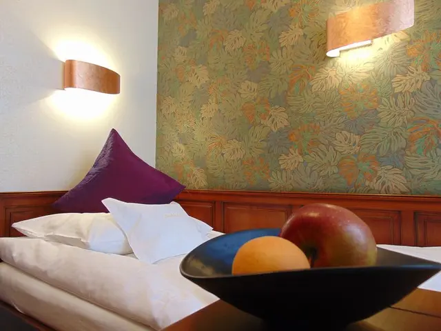 Smart Living Erlebnis Teppich XS 7m2 | Einzelbett mit Fußteil & Nähe vom Aufzug — Hotel Oberkirchs Weinstuben, Freiburg im Breisgau (3/4)