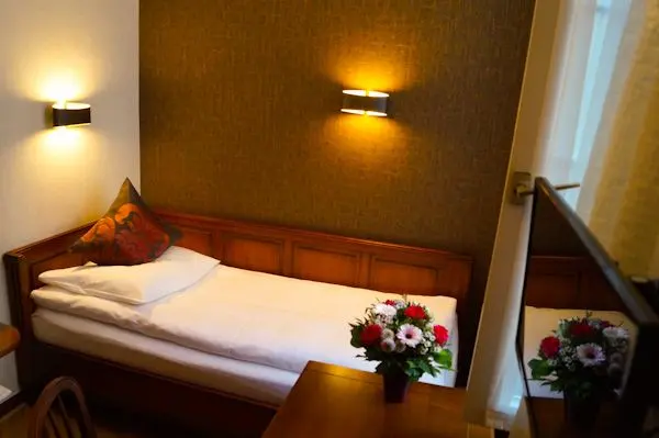 Smart Living Experience Parquet XS 7sqm | Tower spire view, single bed & low floor – Hotel Oberkirchs Weinstuben