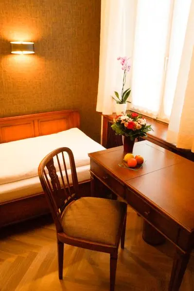 Smart Living Erlebnis Parkett XS 7m2 | Blick auf Turmspitze, Einzelbett & im unteren Stockwerk — Hotel Oberkirchs Weinstuben, Freiburg im Breisgau (2/3)