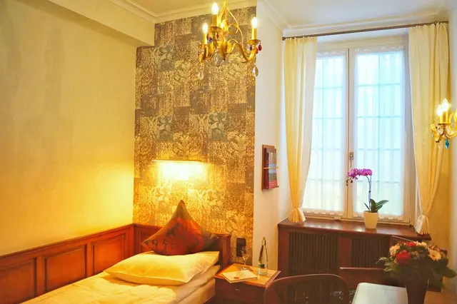 Smart Living Erlebnis Parkett XS 9m2 | Blick auf Turmspitze, Einzelbett & extra ruhig — Hotel Oberkirchs Weinstuben, Freiburg im Breisgau (2/3)
