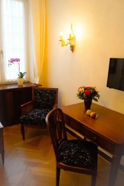 Smart Living Erlebnis Parkett XS 9m2 | Blick auf Turmspitze, Einzelbett & extra ruhig — Hotel Oberkirchs Weinstuben, Freiburg im Breisgau (3/3)