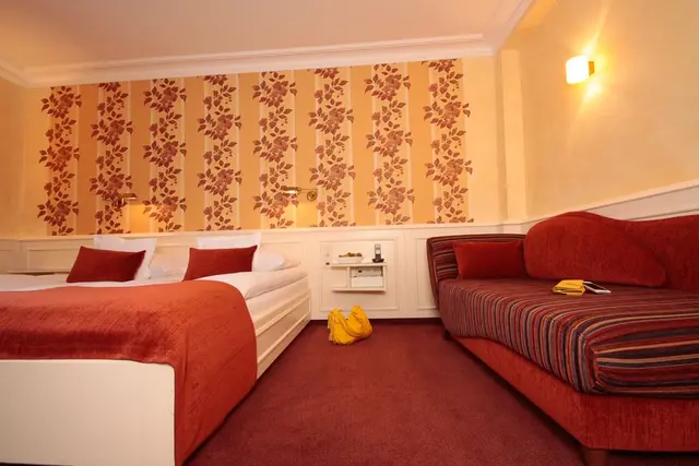 Geräumiges Boutique-Erlebnis «rouge» | Großes Bad mit Badewanne, Zimmer in Rottönen — Hotel Oberkirchs Weinstuben, Freiburg im Breisgau (2/3)