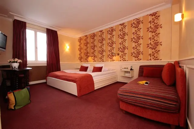 Geräumiges Boutique-Erlebnis «rouge» | Großes Bad mit Badewanne, Zimmer in Rottönen — Hotel Oberkirchs Weinstuben, Freiburg im Breisgau (3/3)