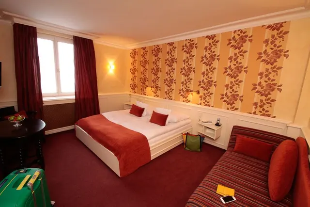 Spacious Boutique Experience «Rouge» | Large bathroom & bathtub - red themed – Hotel Oberkirchs Weinstuben