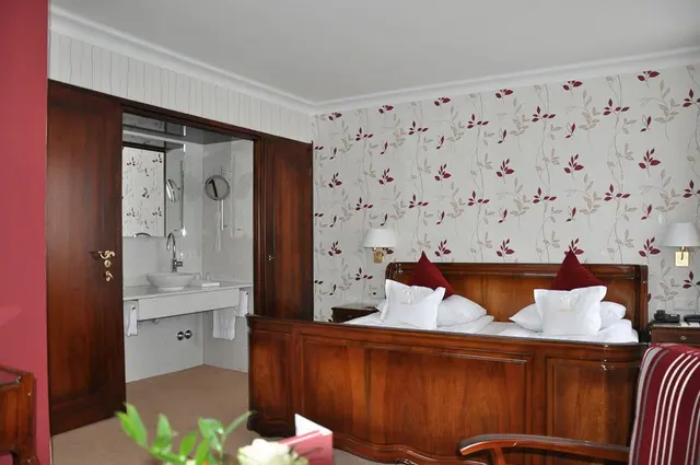 Superior Experience | King Size Bed & and patio or pedestrian zone view – Hotel Oberkirchs Weinstuben