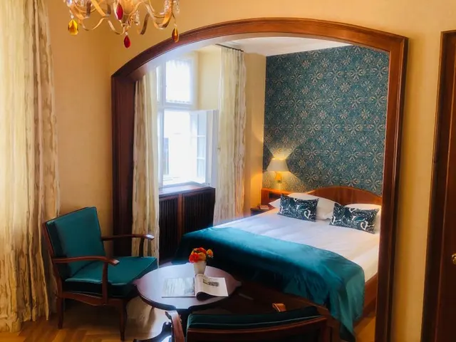 Traditional Romantic Experience | Queen bed & dog allowed — room at Hotel Oberkirchs Weinstuben, Freiburg im Breisgau — photo 3 of 4