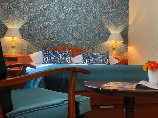 Traditionelles romantisches Erlebnis | Queen Bett & Parkettboden — Hotel Oberkirchs Weinstuben, Freiburg im Breisgau (4/5)