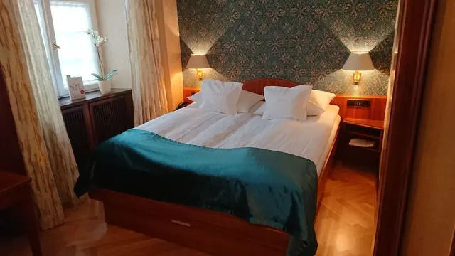 Traditionelles romantisches Erlebnis | Queen Bett & Parkettboden — Hotel Oberkirchs Weinstuben, Freiburg im Breisgau (3/5)