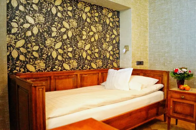 Traditional Single Experience | Single bed with footboard & extra quiet – Hotel Oberkirchs Weinstuben