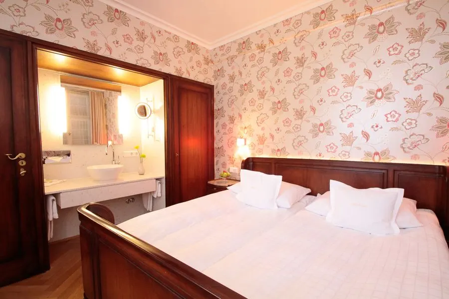 Traditional Spacious Experience | Double with footboard, small bathroom & shower – Hotel Oberkirchs Weinstuben Freiburg im Breisgau