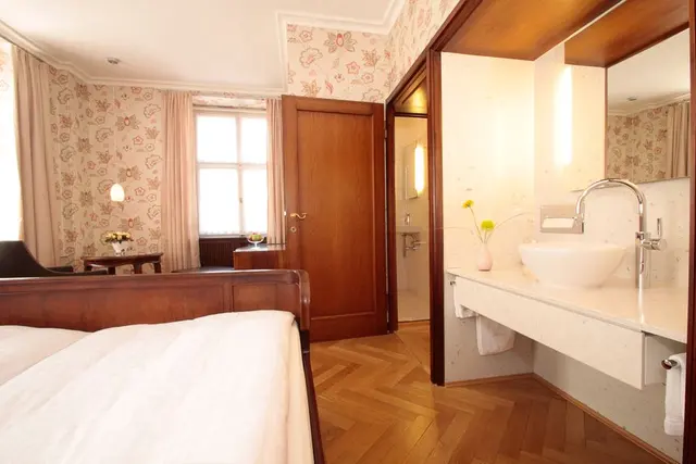Traditional Spacious Experience | Double with footboard, small bathroom & shower — room at Hotel Oberkirchs Weinstuben, Freiburg im Breisgau — photo 3 of 3