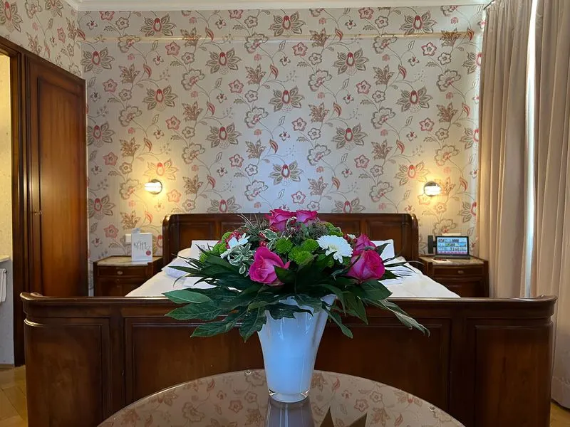 Traditionelles Erlebnis Parkett - geräumiges Zimmer | Doppelbett mit Dusche, kleinem Bad & Hund erlaubt – Hotel Oberkirchs Weinstuben