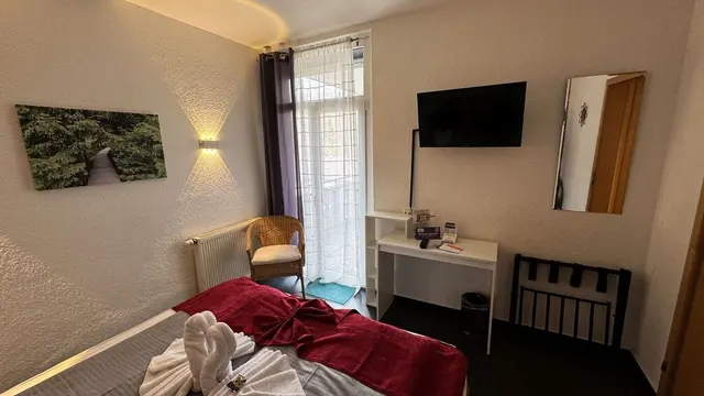 2 Tiny Double Rooms next to each other | with rainforest shower — room at Hotel Paidion, Braunlage — photo 3 of 5