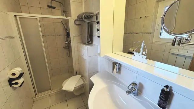 2 Tiny Double Rooms next to each other | with rainforest shower — room at Hotel Paidion, Braunlage — photo 5 of 5