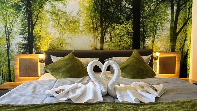 Double Room | Large bathroom and garden view — accommodation at Hotel Paidion, Braunlage — photo 3 of 6