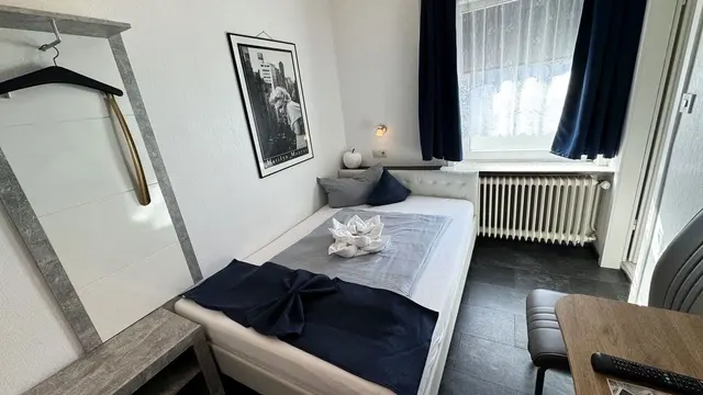 Single Room | French bed on first floor — accommodation at Hotel Paidion, Braunlage — photo 2 of 3