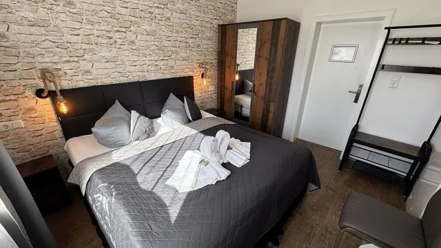 Tiny Double Room | King bed – Hotel Paidion