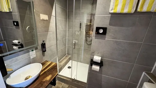 Kleines Doppelzimmer | King Bett — Hotel Paidion, Braunlage (5/7)