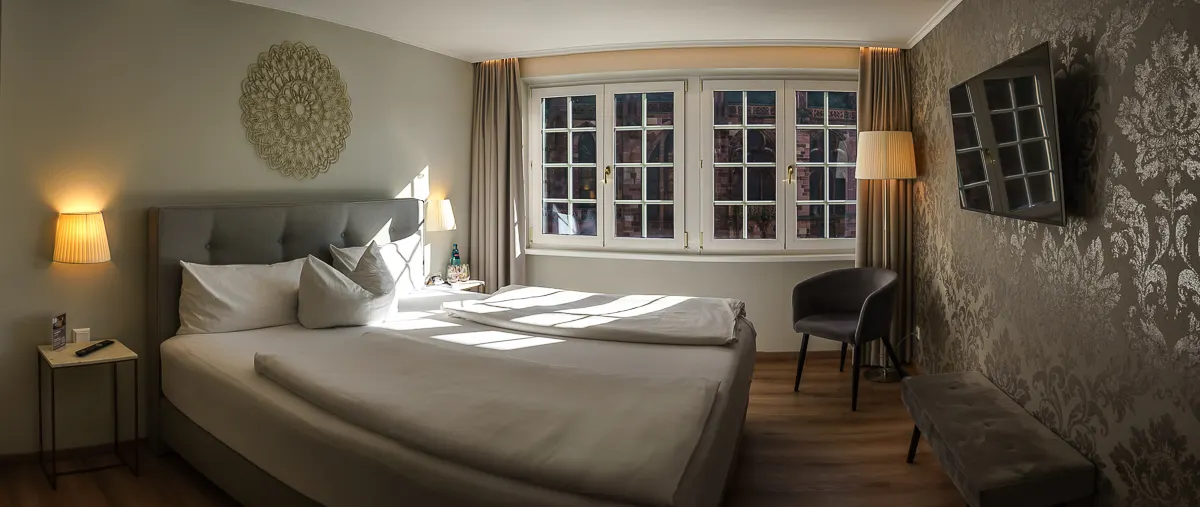 Small Deluxe | Double Bedroom & high floor – Hotel zum Rappen Freiburg Freiburg