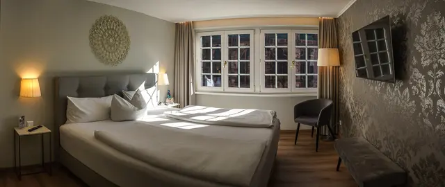 Small Deluxe | Double Bedroom & high floor – Hotel zum Rappen Freiburg