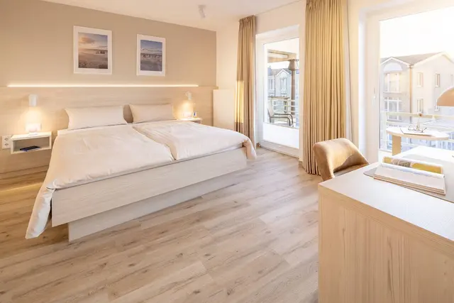  Comfort Double room balcony sea view Hotel Stranddistel — accommodation at Inselhäuser Norderney, Norderney — photo 2 of 15