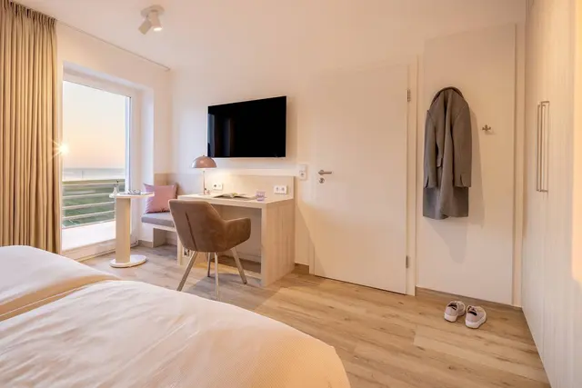  Comfort Double room balcony sea view Hotel Stranddistel — accommodation at Inselhäuser Norderney, Norderney — photo 4 of 15