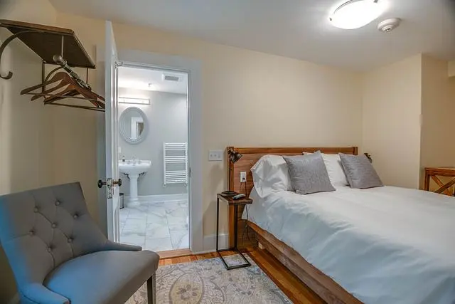 Retreat 1 | Standard Queen — room at Lakehouse Inn, Lee — photo 2 of 2