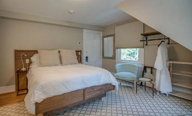 Retreat 1 | Superior Queen Lake View — room at Lakehouse Inn, Lee — photo 2 of 2