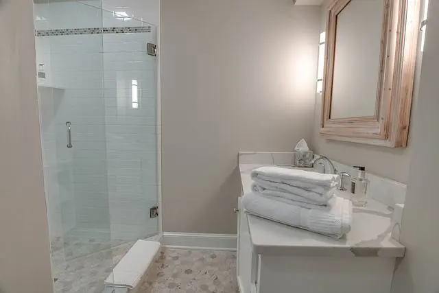 Retreat 2 | Deluxe King Lake View — room at Lakehouse Inn, Lee — photo 3 of 3