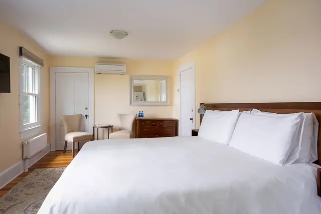 Retreat 2 | King Suite Lake View – Lakehouse Inn
