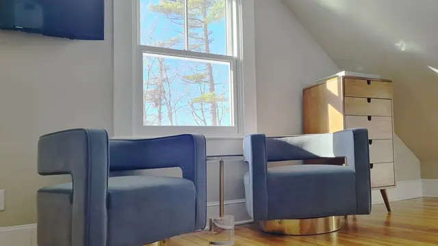 Retreat 2 | King Suite Lake View — room at Lakehouse Inn, Lee — photo 3 of 9