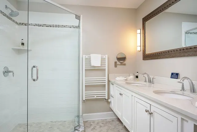Retreat 2 | King Suite Lake View — room at Lakehouse Inn, Lee — photo 5 of 9