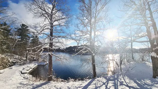 Retreat 2 | King Suite Lake View — room at Lakehouse Inn, Lee — photo 8 of 9