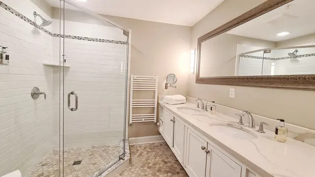 Retreat 2 | King Suite Lake View — room at Lakehouse Inn, Lee — photo 9 of 9