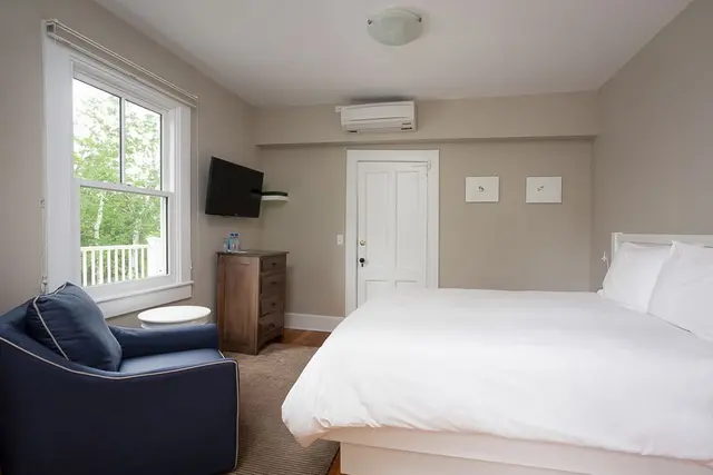 Retreat 2 |  Queen Suite Standard view – Lakehouse Inn