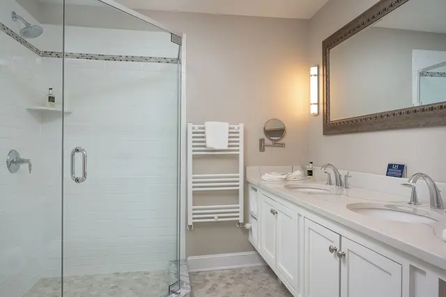 Retreat 2 | Queen Suite Standard view — room at Lakehouse Inn, Lee — photo 3 of 3
