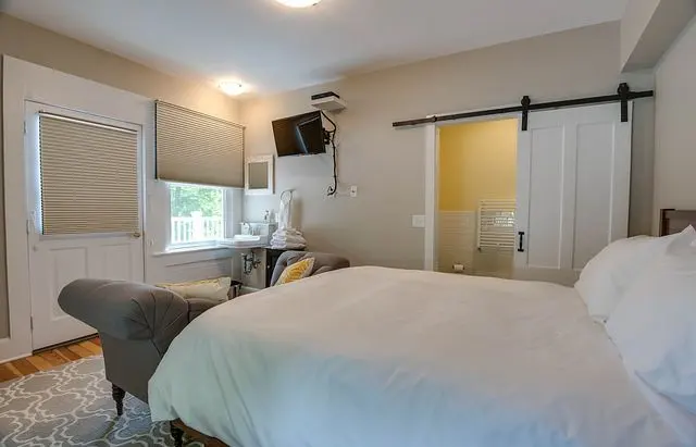 Retreat 2 | Superior Queen Lake View  – Lakehouse Inn