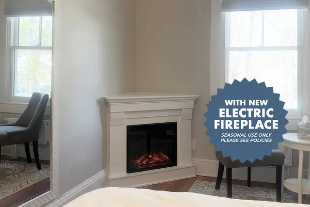 Room 21 | Lakehouse Queen Suite | Living Room – Lakehouse Inn