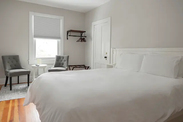 Room 21 | Lakehouse Queen Suite | Living Room — Lakehouse Inn, Lee (2/8)