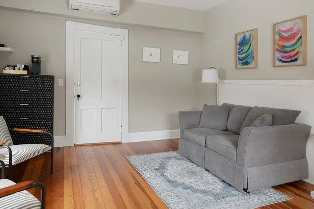 Room 21 | Lakehouse Queen Suite | Living Room — Lakehouse Inn, Lee (5/8)