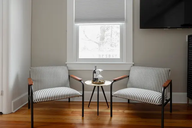 Room 21 | Lakehouse Queen Suite | Living Room — Lakehouse Inn, Lee (6/8)