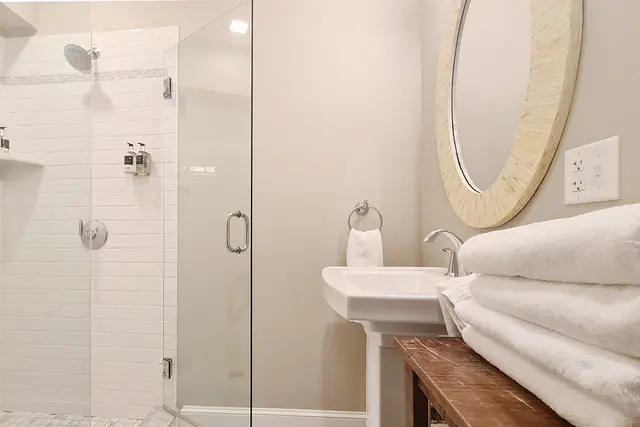 Room 21 | Lakehouse Queen Suite | Living Room — Lakehouse Inn, Lee (8/8)