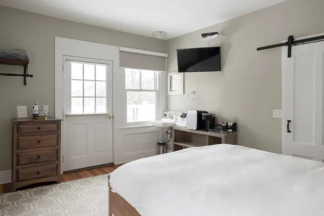Room 22 | Cozy Queen | Shared Balcony & Lake View – Lakehouse Inn