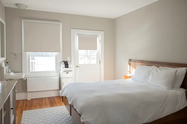 Room 24 | Queen | Shared Balcony & Lake View – Lakehouse Inn