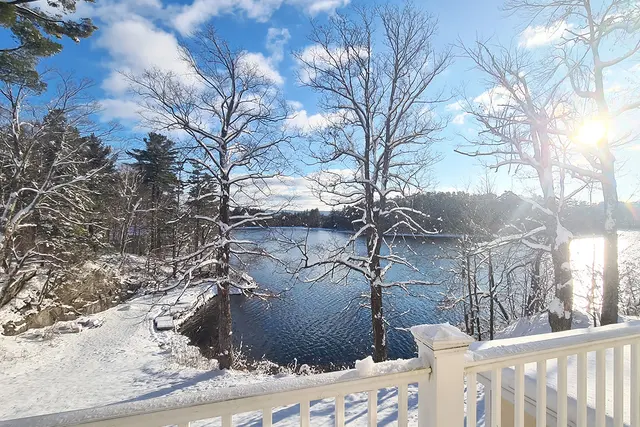 Room 24 | Queen | Shared Balcony & Lake View — room at Lakehouse Inn, Lee — photo 4 of 5